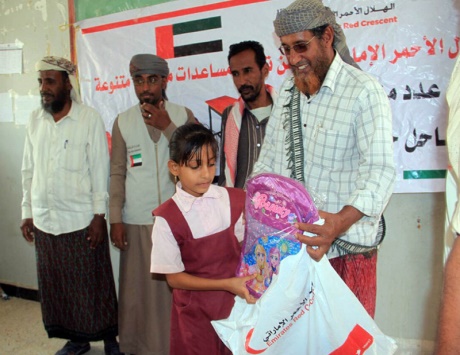 الإمارات تواصل توزيع المساعدات المدرسية في ساحل حضرموت