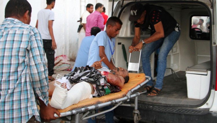 120 قتيلاً وجريحاً في هجوم انتحاري استهدف معسكراً للجيش اليـمني بعدن