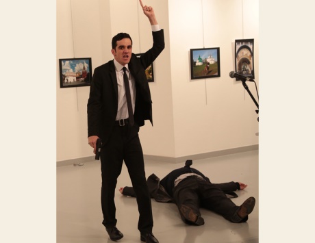 شرطي تركي يغتال سفير روسيا في أنقرة«انتقاماً لحلب»