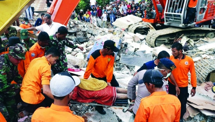 مئات القتلى والجرحى بزلزال في أندونيسيا