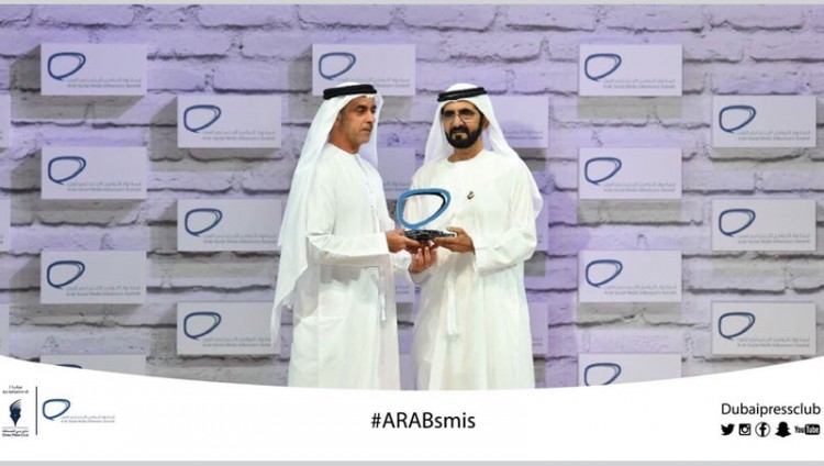 محمد بن راشد يكرم الفائزين من الأفراد والمؤسسات بجائزة رواد التواصل الاجتماعي العرب