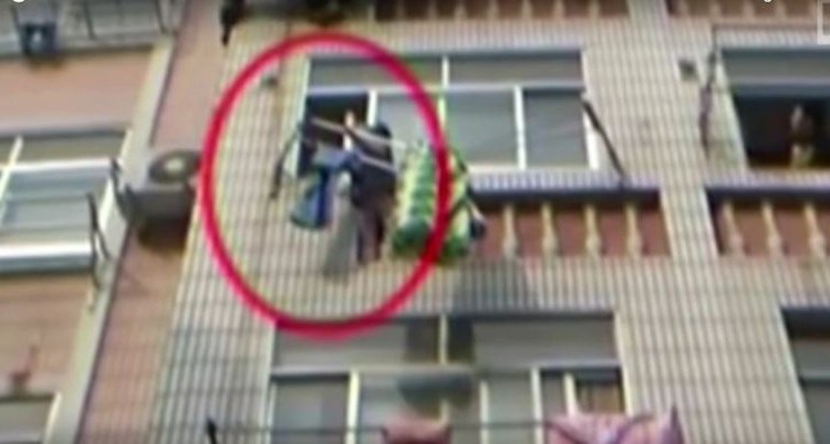 شاهد.. حبل غسيل ينقذ طفلة من السقوط من الطابق الرابع