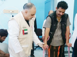 فريق طبي من «الهلال» يقوم بتركيب أطراف صناعية لـ 22 جندياً يمنياً