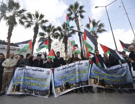 آلاف الفلسطينيين يتظاهرون ضد نقل السفارة الأمريكية إلى القدس