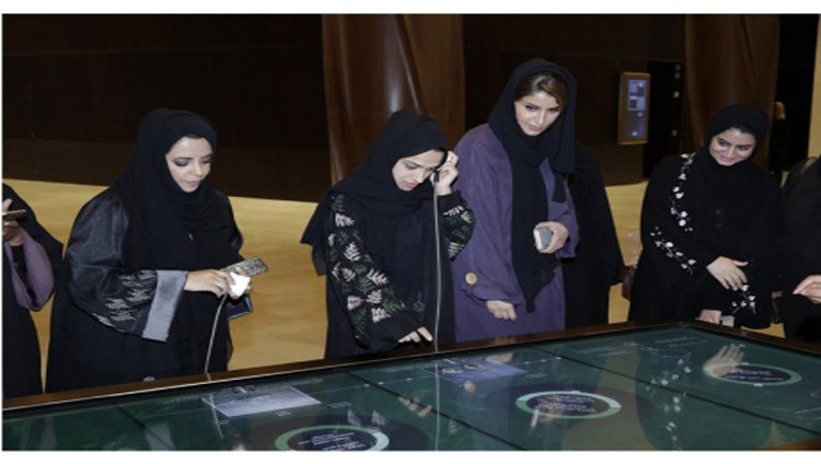 «دبي للمرأة» تنظم لموظفيها زيارة إلى المتحف