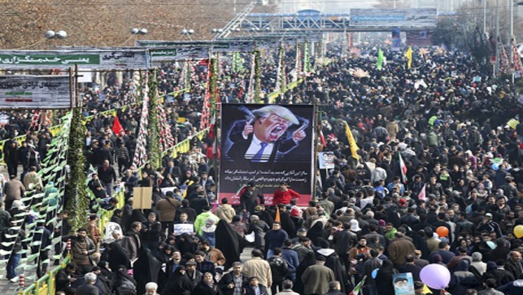 روحاني يتوعد واشنطن بال«ندم» ومتظاهرو «ذكرى الثورة» ينددون
