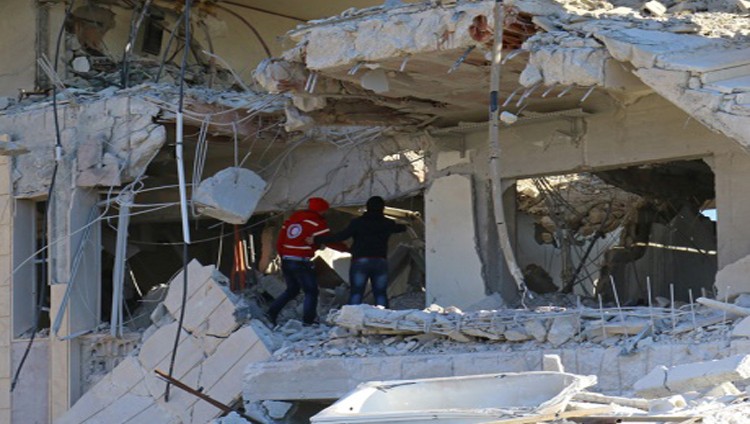 قصف على إدلب والنظام يخلي نقاطاً عسكرية بعد هجوم لـ«داعش»