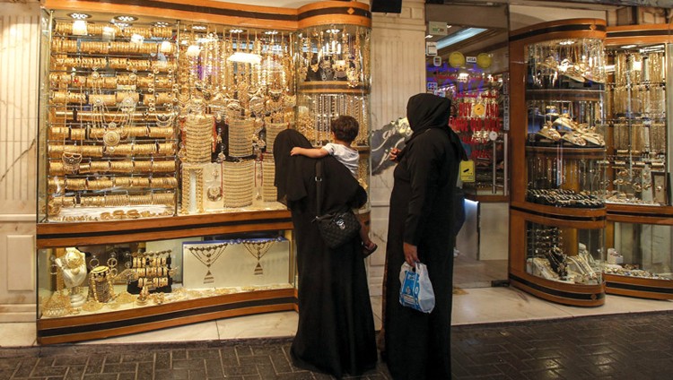تجار: أسعار الذهب تعاود ارتفاعها ومبيعات المشغولات تستقر بدعم من مشتريات الخليجيين