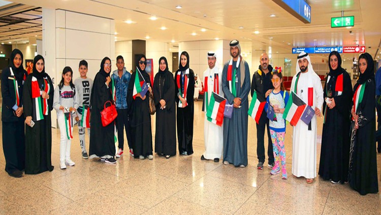 مطارات دبي تستقبل المسافرين الكويتيين بالورود احتفاء بعيدهم الوطني