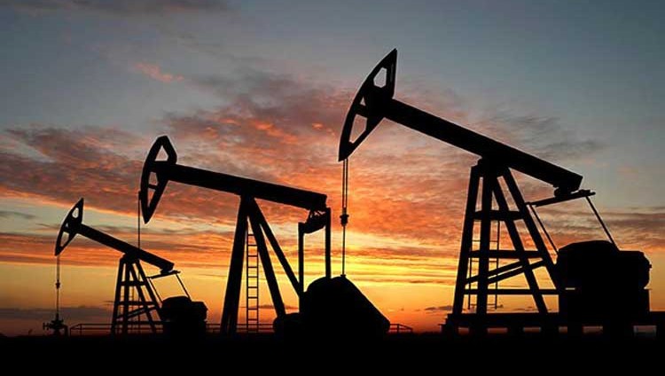 النفط يهبط بسبب ارتفاع حفارات النفط لمستوى قياسي