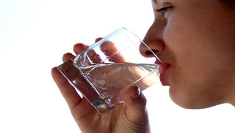 8 فوائد لشرب الماء على الريق.. تعرف عليها!