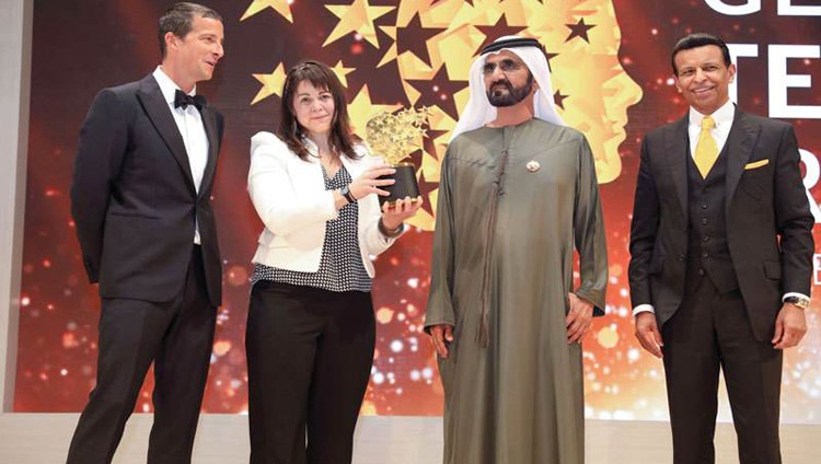 محمد بن راشد يكرّم الكندية ماكدونال الفائزة بجائزة المعلم العالمية