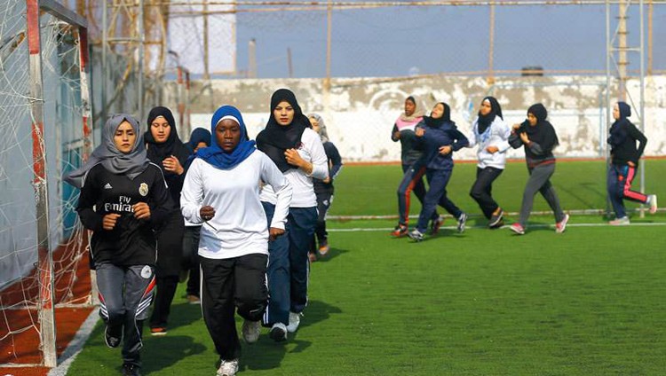 فتيات غزة يلعبن «البيسبول»