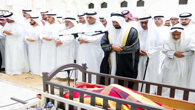 حاكم رأس الخيمة يؤدي صلاة الجنازة على جثمان فقيد القواسم محمد بن خالد بن حميد