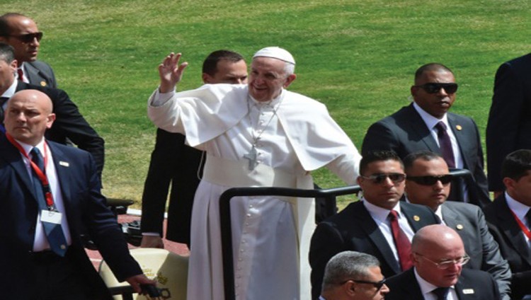 بابا الفاتيكان يغادر مصر بعد زيارة فارقة وقداس تاريخي