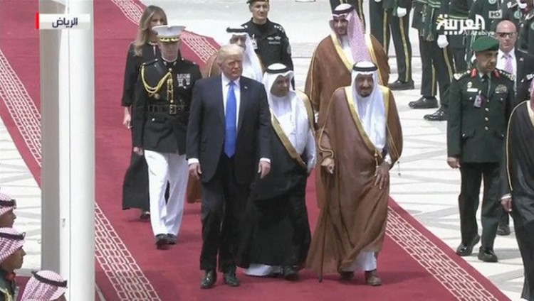 ترامب يصل الرياض في أول زيارة خارجية له