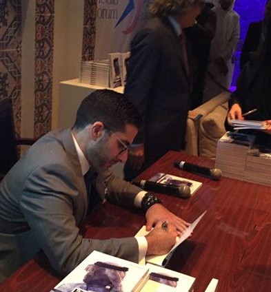توقيع كتاب “عربي إنكليزي” لفيصل عباس ضمن فعاليات منتدى الاعلام العربي