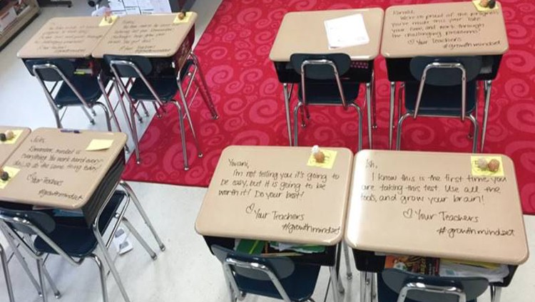 معلمة تشجّع تلاميذها برسائل مكتوبة على طاولاتهم