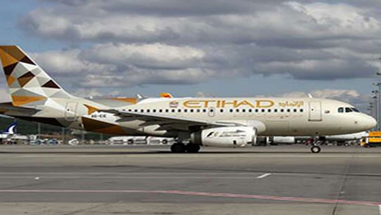 «الاتحاد للطيران» تمنع حاملي الجوازات القطرية والتأشيرات من السفر إلى الإمارات أو المرور عبرها