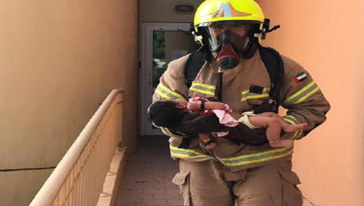 3 مسعفين في دبي يقتحمون حريقاً لإنقاذ امرأتين وطفلة