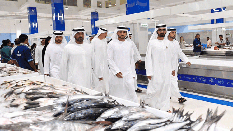 محمد بن راشد يتفقد سوق الواجهة البحرية في دبي