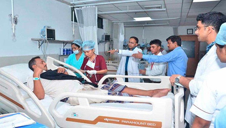 «خليفة الإنسانية» تتكفل بعلاج 90 جريحاً يمنياً في مستشفيات الهند