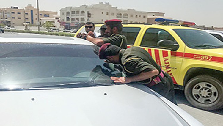 «مدني عجمان» ينقذ رضيعاً داخل سيارة مغلقة