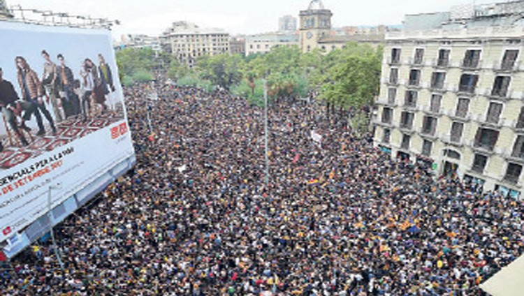 مئات آلاف الكاتالونيين يطالبون بخروج «قوات الاحتلال»
