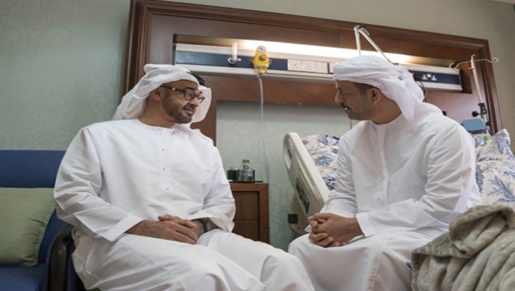 محمد بن زايد يزور خليفة الخييلي في مستشفى زايد العسكري