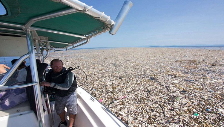 «شواطئ البلاستيك» تكشف حقيقة جنة الكاريبي