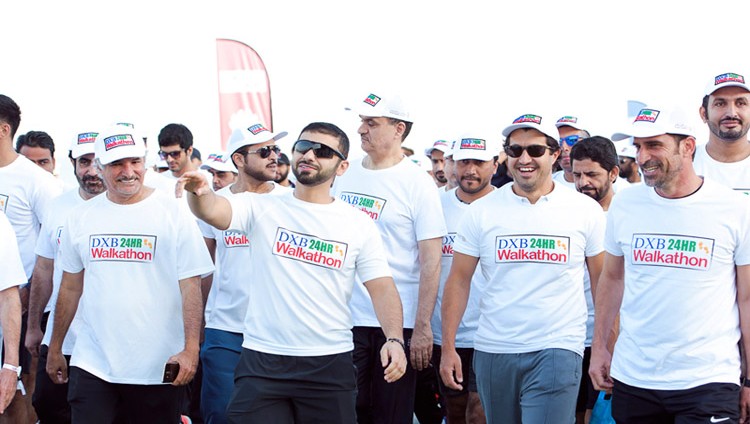 منصور بن محمد يتقدم مسيرة «دبي للمشي 24 ساعة»