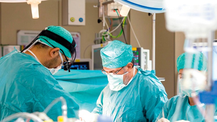 مستشفى دبي يستحدث تقنية جديدة لجراحة القلب بالمناظير