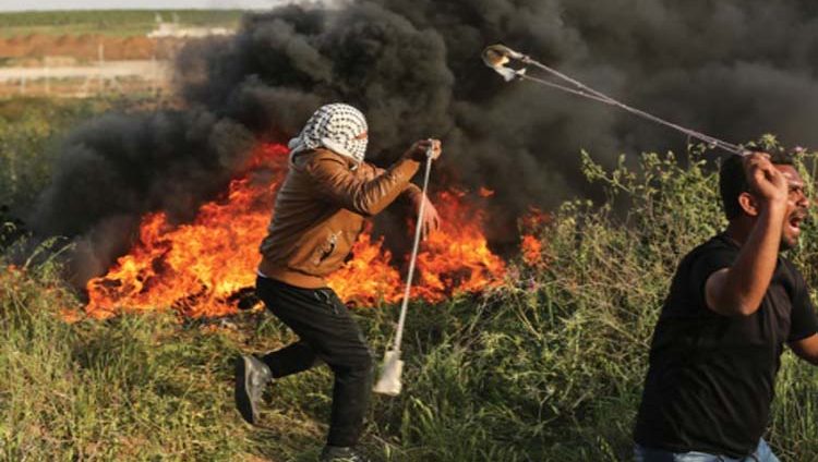 فلسطينيون يواجهون «قنَّاصة» الاحتلال بأعمدة الدخان الأسود