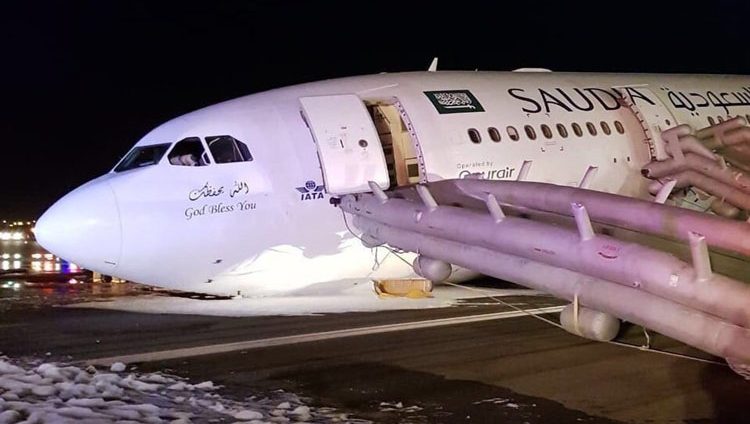 إصابة 53 راكباً اثر هبوط طائرة سعودية اضطرارياً