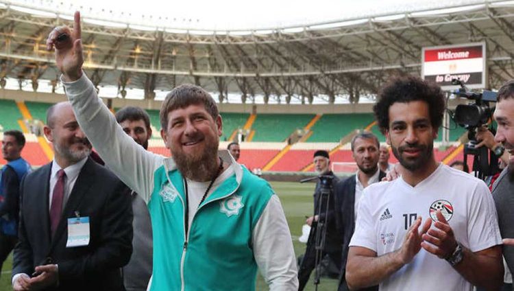 الرئيس الشيشاني يهدي محمد صلاح حق المواطنة الشيشانية