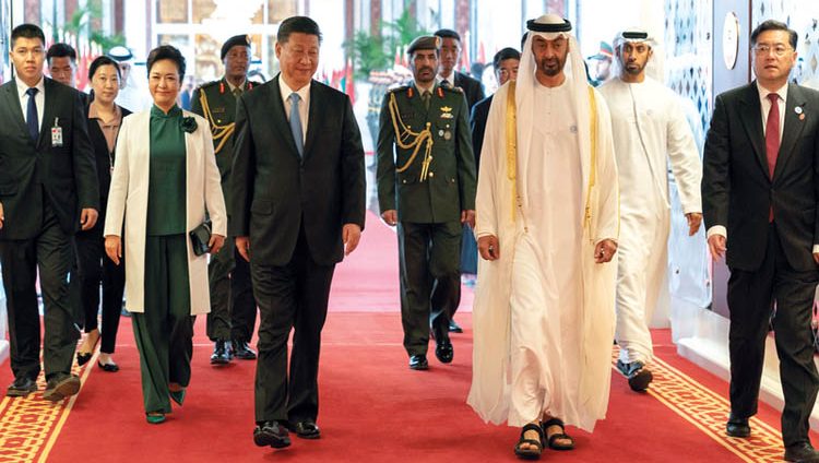 محمد بن زايد في وداع الرئيس الصيني بعد زيارته التـاريخية