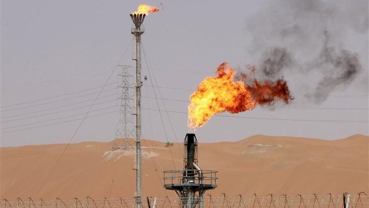 النفط يرتفع جرّاء العقوبات على إيران
