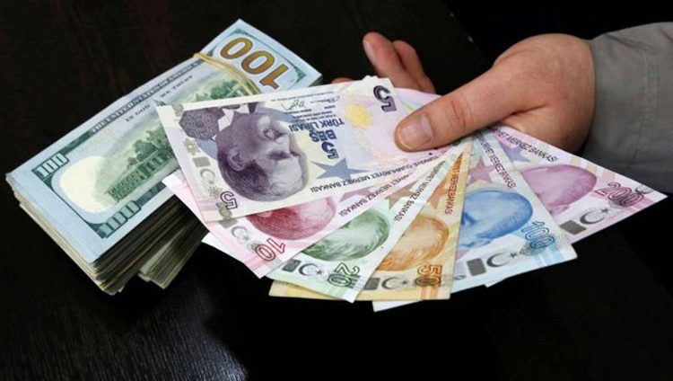 الليرة التركية تنخفض مقابل الدولار وتلتهم مكاسب رفع الفائدة
