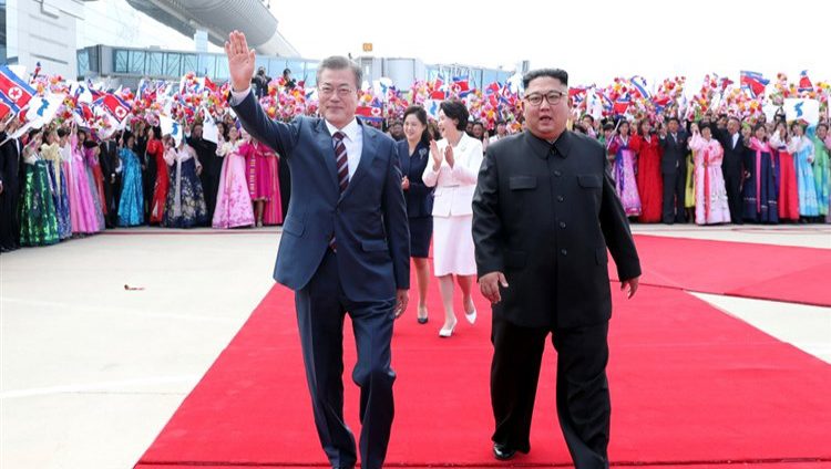 كيم يستقبل رئيس كوريا الجنوبية بمراسم رسمية في مطار بيونج يانج