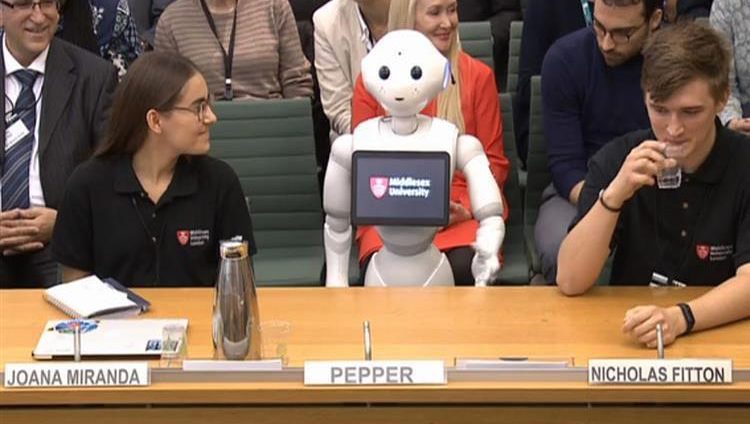 روبوت يشهد أمام مجلس العموم البريطاني.. للمرة الأولى من نوعها