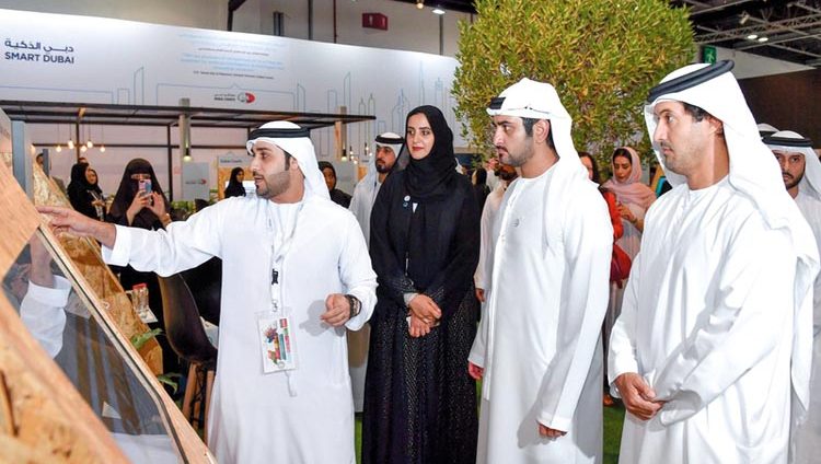 مكتوم بن محمد يطلع على جهود دوائر دبي نحو التحول الذكي