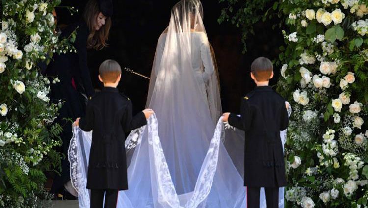 ميجان ماركل تسلم جائزة الأزياء لمصممة فستان زفافها