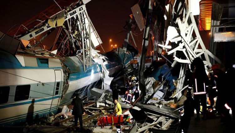 مقتل 4 أشخاص وإصابة 43 في حادث قطار بتركيا
