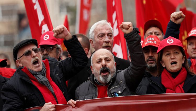 آلاف الأتراك يتظاهرون في إسطنبول ضد غلاء المعيشة