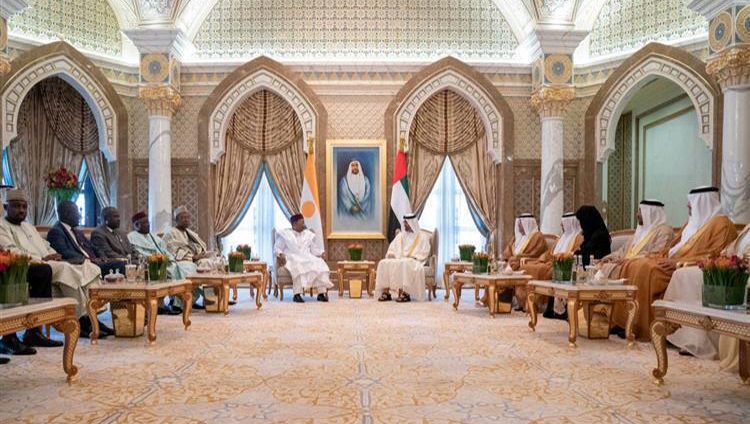 محمد بن زايد ورئيس النيجر يبحثان تعزيز علاقات الصداقة والتعاون