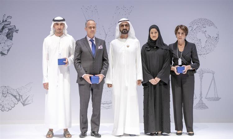 نائب رئيس الدولة يكرم الفائزين بميدالية “محمد بن راشد للتميز العلمي”