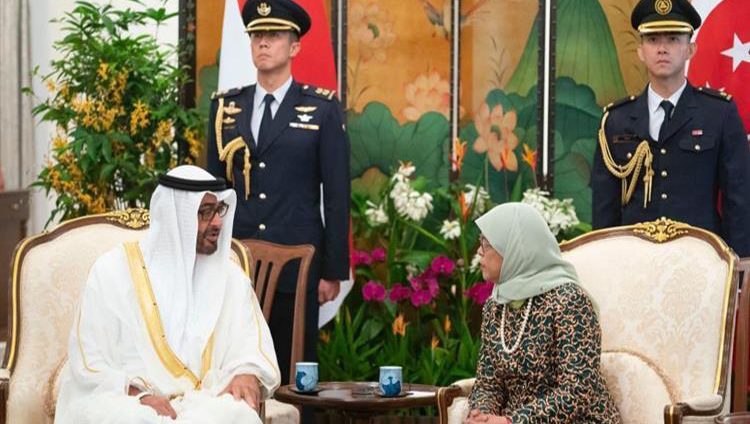محمد بن زايد ورئيسة سنغافورة يبحثان علاقات البلدين والتطورات الإقليمية والدولية