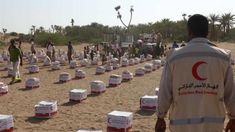 10 أطنان مساعدات إغاثية من الهلال للمناطق الصحراوية بشبوة