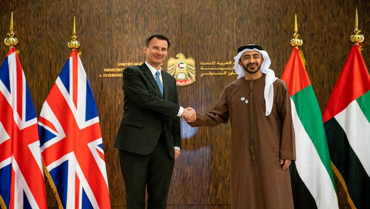 عبدالله بن زايد يستقبل وزير الخارجية البريطاني