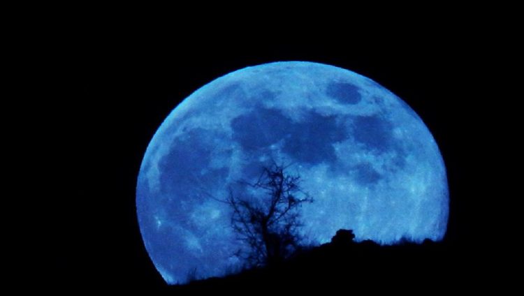 ظهور القمر الأزرق في سماء الامارات